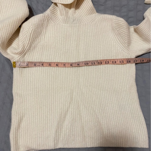 Banana Republic Chiara cashmere turtleneck ribbed knit cream color sweater - Picture 6 of 7